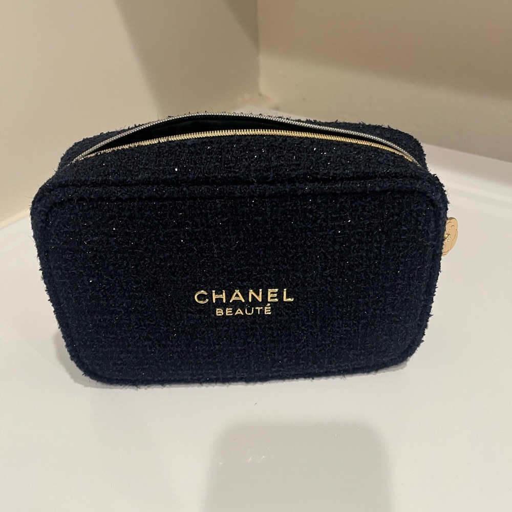 CHANEL MAKEUP POUCH limited edition for the holiday 2025